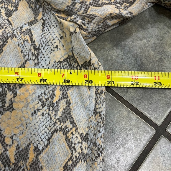 Lafayette 148 Scottie Python Snake Print 100% Silk Button Up Blouse Sz M Party - Picture 8 of 10